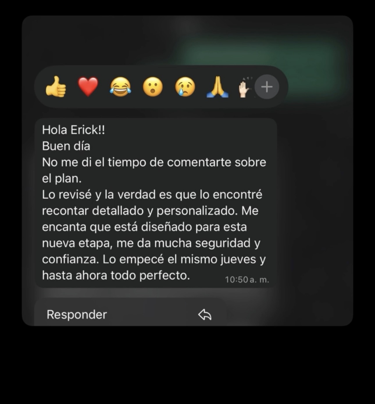 Testimonio de cliente sobre nutrición y entrenamiento personalizado.